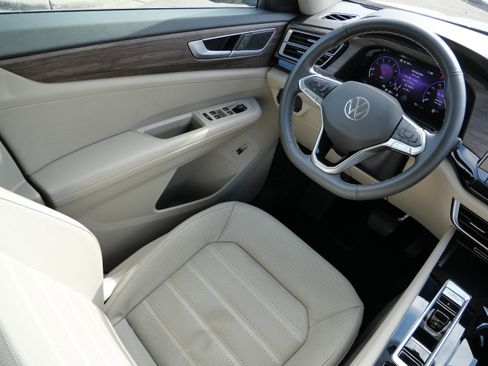 Certified 2025 Volkswagen Atlas SEL image 9