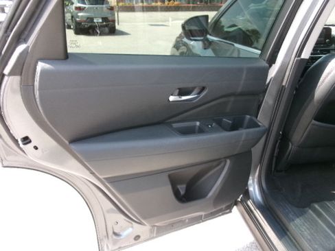 Used 2022 Nissan Pathfinder SV AWD/4WD image 17