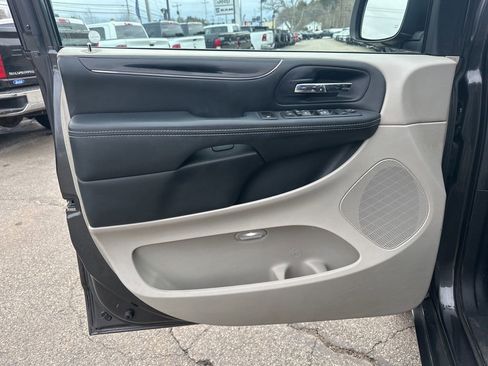 Used 2016 Dodge Grand Caravan SXT image 13