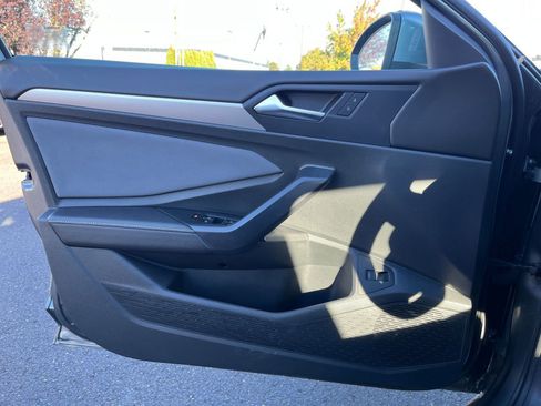 Used 2025 Volkswagen Jetta SE image 20