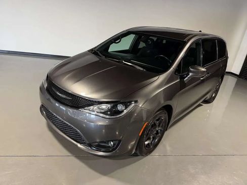 Used 2018 Chrysler Pacifica Touring Plus w/ S Appearance Package FWD image 6