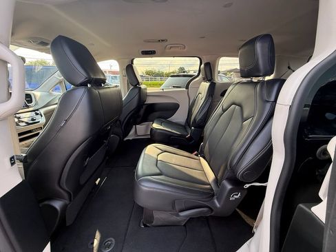 Used 2024 Chrysler Pacifica Touring-L FWD image 13