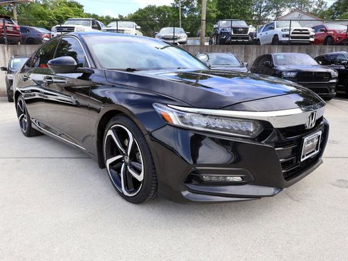 Used 2018 Honda Accord Touring image 9