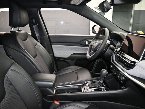 Used 2024 Jeep Compass Latitude image 40