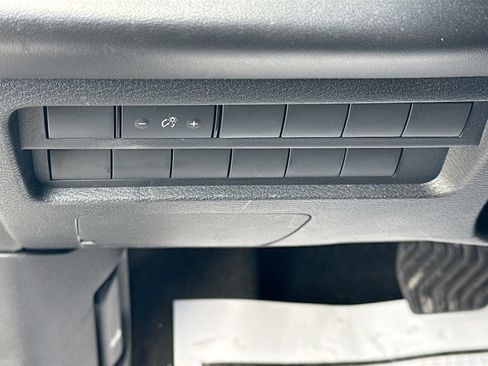 Used 2024 Mitsubishi Outlander ES FWD image 11