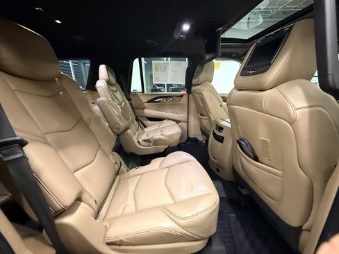 Used 2019 Cadillac Escalade Platinum image 16