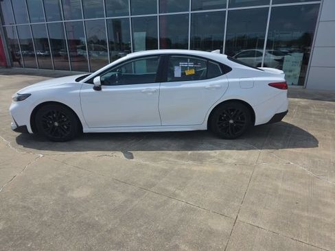 Used 2025 Toyota Camry SE FWD image 2