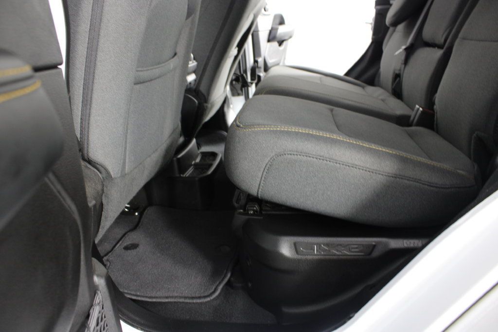 Used 2025 Jeep Wrangler Unlimited Sahara w/ Safety Group AWD/4WD image 16