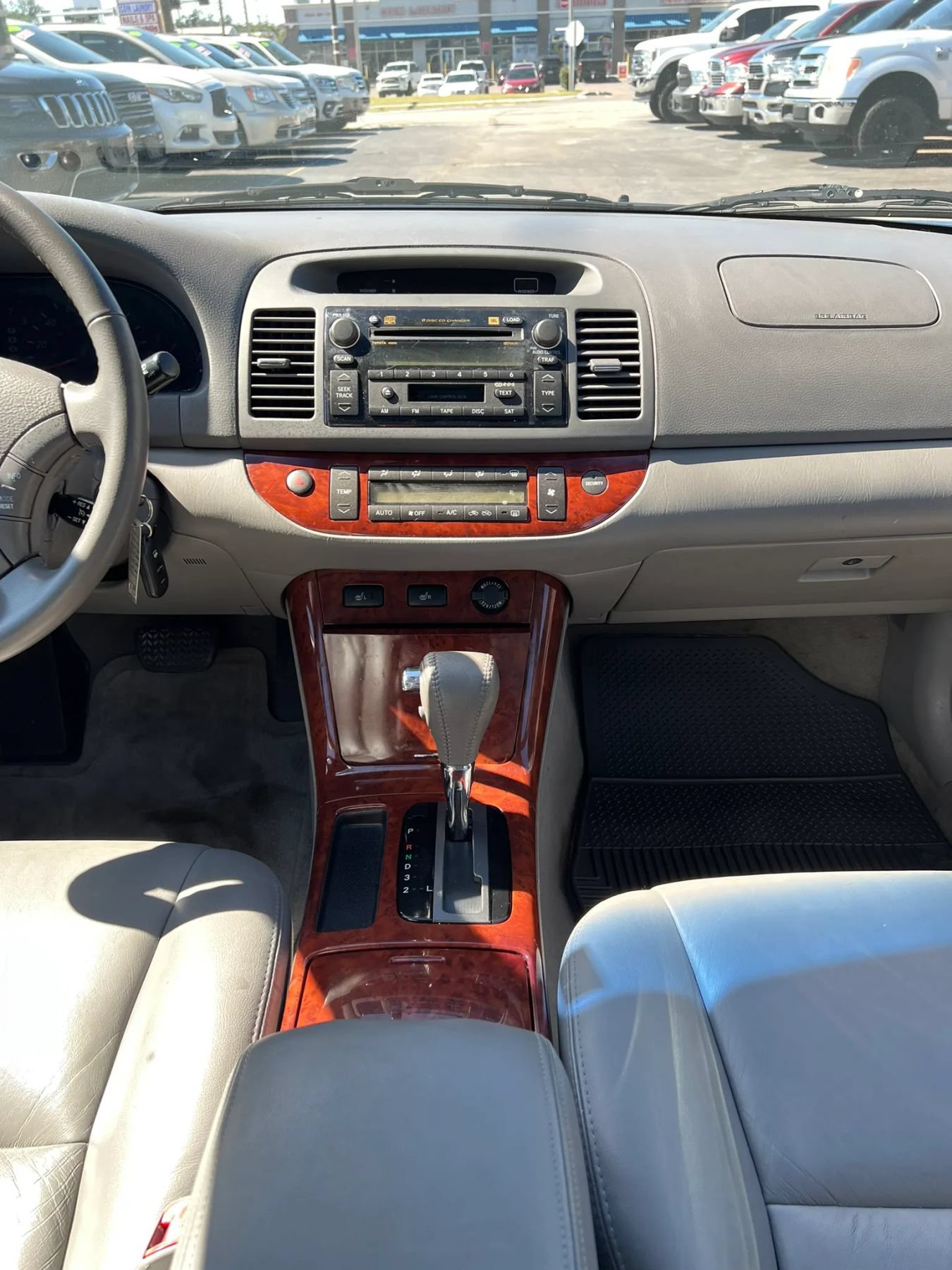 Used 2005 Toyota Camry XLE w/ VSC & Side Airbag Pkg FWD image 13