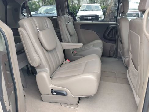 Used 2014 Chrysler Town & Country Touring-L w/ Driver Convenience Group FWD image 18