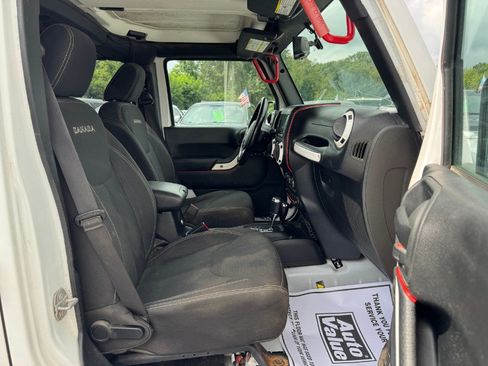 Used 2018 Jeep Wrangler Unlimited Sahara AWD/4WD image 19