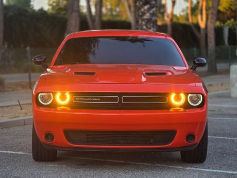 Used 2016 Dodge Challenger SXT w/ Driver Convenience Group RWD image 8