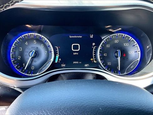 Used 2025 Chrysler Pacifica Limited FWD image 3
