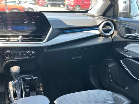 Used 2025 Chevrolet Trax LT FWD image 33