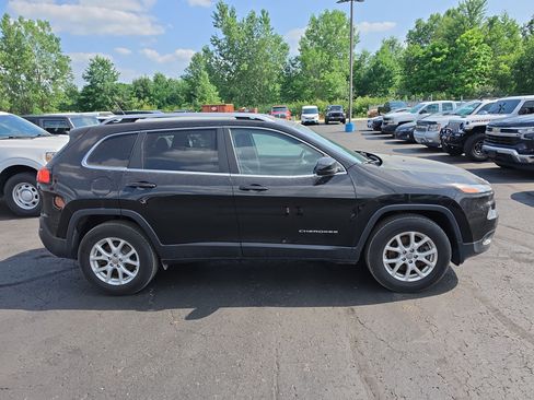 Used 2018 Jeep Cherokee Latitude w/ Safety Group AWD/4WD image 2