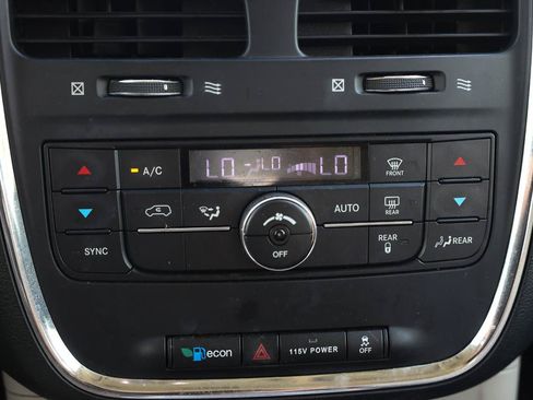 Used 2013 Chrysler Town & Country Touring FWD image 31