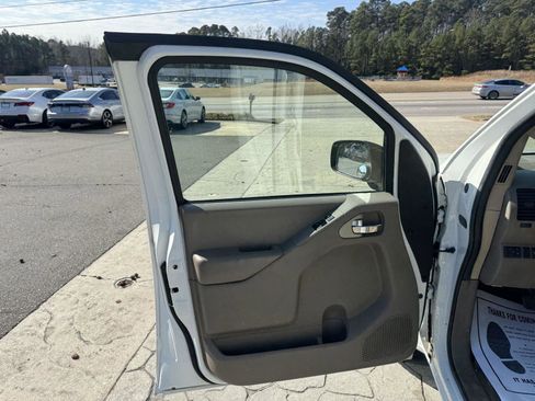 Used 2016 Nissan Frontier SV image 5