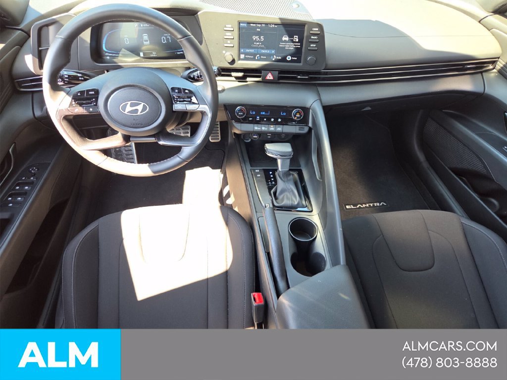 Certified 2025 Hyundai Elantra Sport FWD image 8