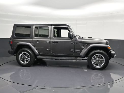 Used 2018 Jeep Wrangler Unlimited Sahara AWD/4WD image 4