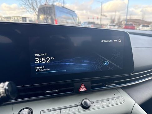 Used 2024 Hyundai Elantra Limited image 27