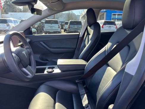 Used 2022 Tesla Model Y Long Range image 14