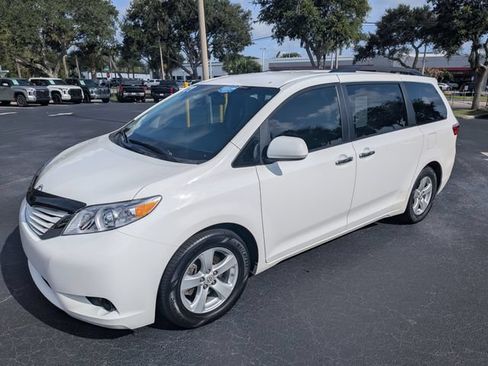 Used 2017 Toyota Sienna LE FWD image 2