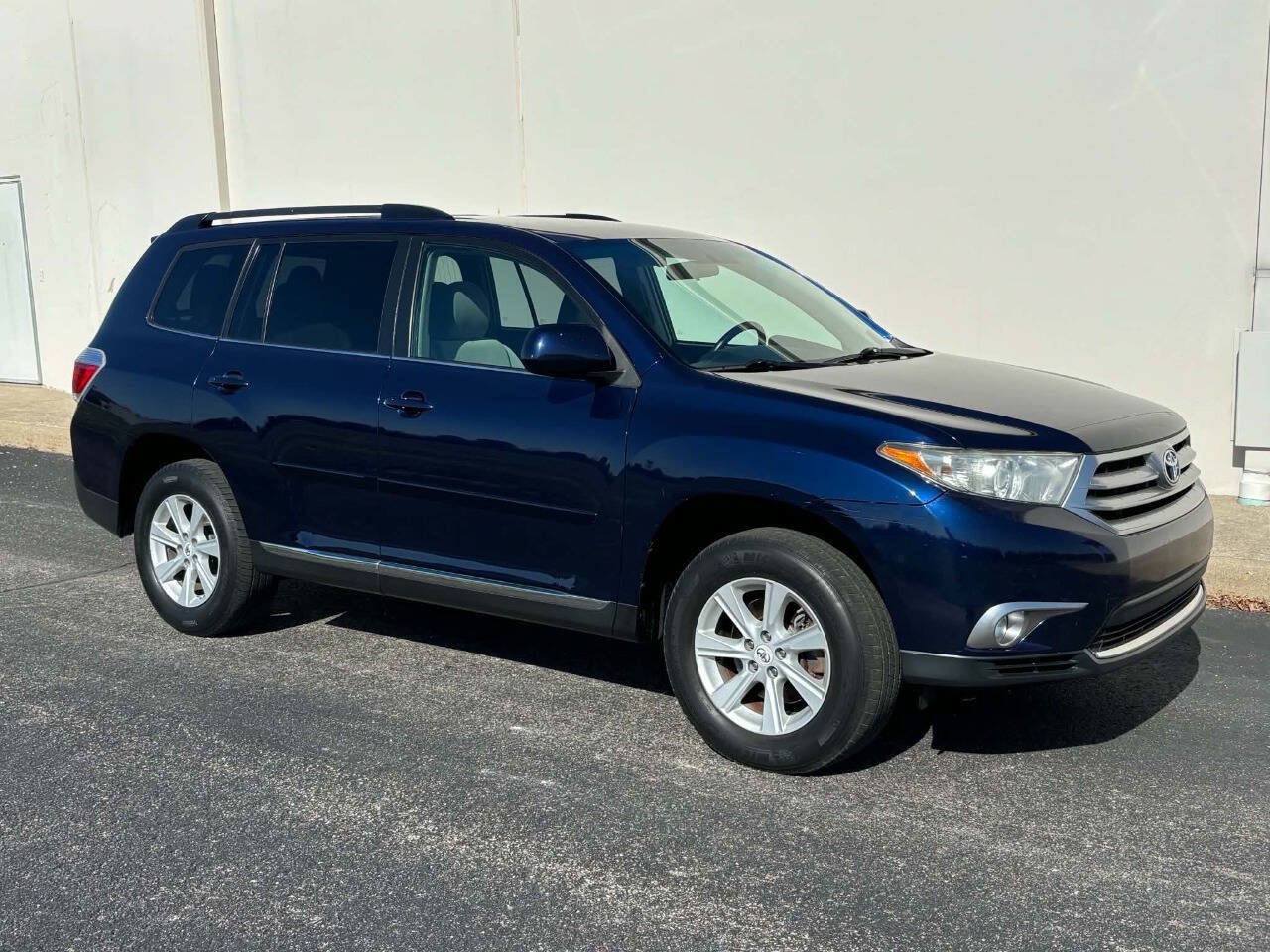 Used 2012 Toyota Highlander 4WD w/ Tech Pkg image 2