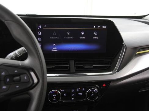 Used 2025 Chevrolet Trax LT image 9