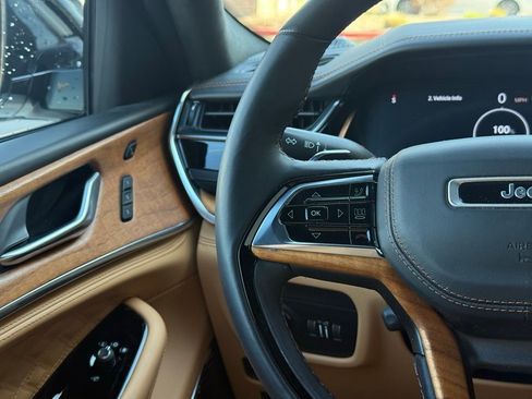 Used 2023 Jeep Grand Cherokee Summit image 10