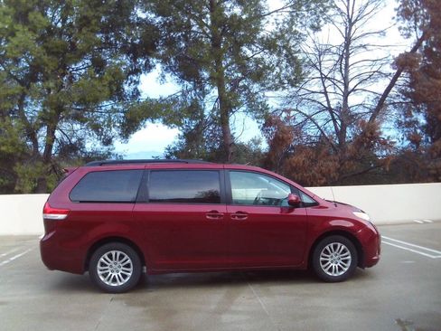 Used 2012 Toyota Sienna XLE image 13