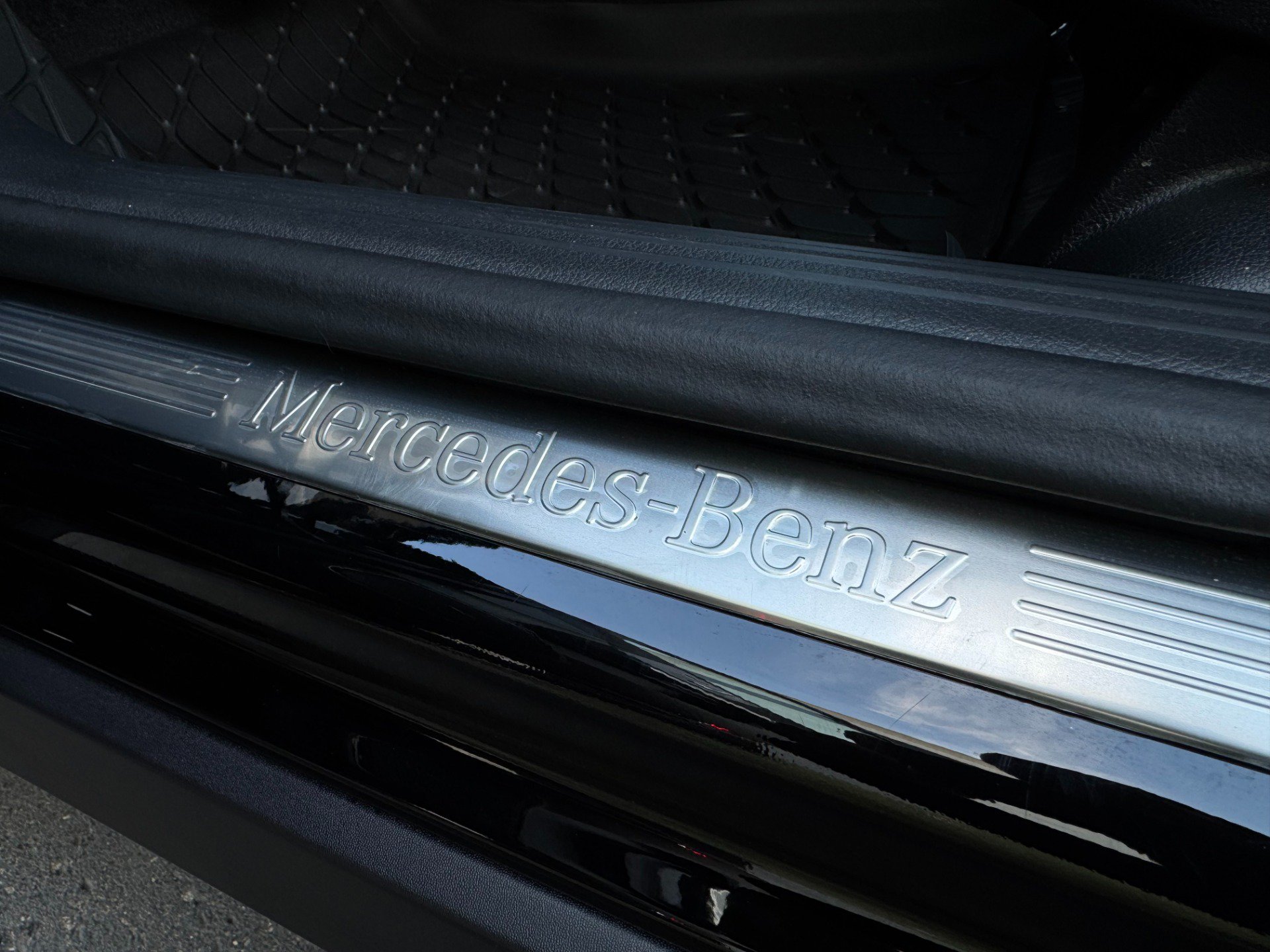 Used 2025 Mercedes-Benz GLB 250 w/ AMG Night Package image 89