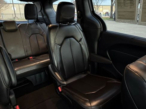 Used 2025 Chrysler Pacifica Select image 39