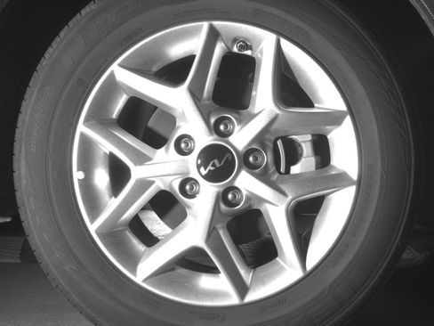 Used 2025 Kia Soul LX w/ LX Technology Package FWD image 16