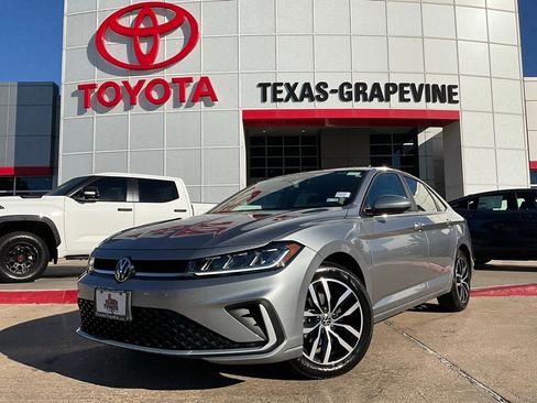 Used 2025 Volkswagen Jetta SE image 2