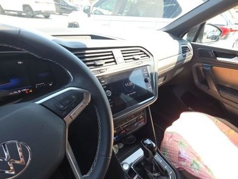 Used 2024 Volkswagen Tiguan SE image 12