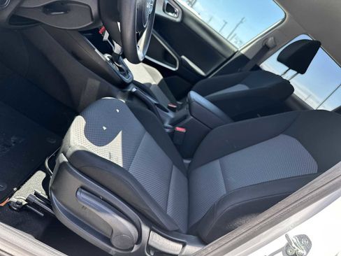 Used 2023 Kia Soul LX w/ LX Technology Package FWD image 9