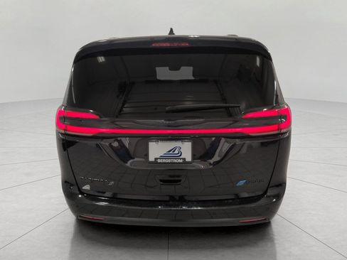 Used 2025 Chrysler Pacifica Premium FWD image 26