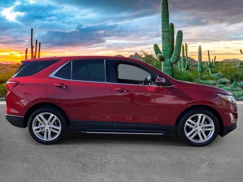 Used 2019 Chevrolet Equinox LT w/ Lights and Bright Package FWD image 2