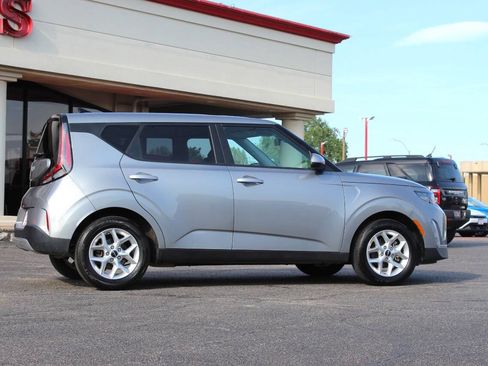 Used 2025 Kia Soul LX w/ LX Technology Package FWD image 3
