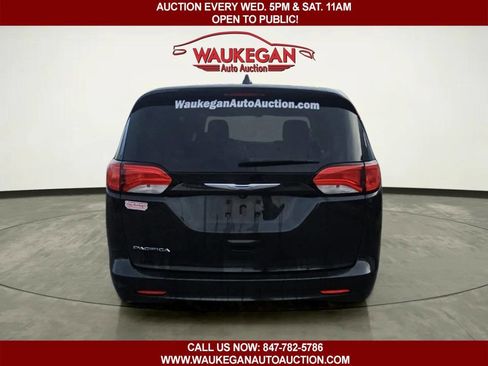 Used 2017 Chrysler Pacifica Touring image 5