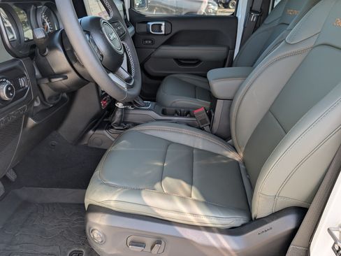 Used 2025 Jeep Gladiator Mojave AWD/4WD image 13