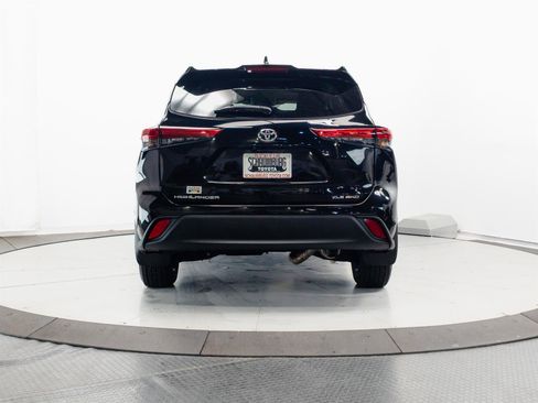 Used 2023 Toyota Highlander XLE AWD/4WD image 11