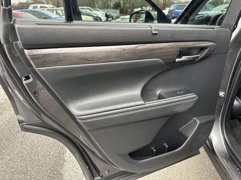 Used 2023 Toyota Highlander Limited image 18