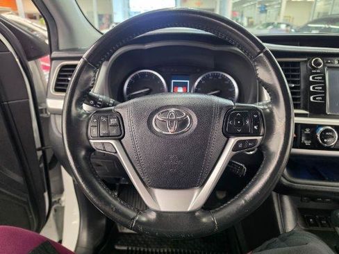 Used 2019 Toyota Highlander SE AWD/4WD image 16