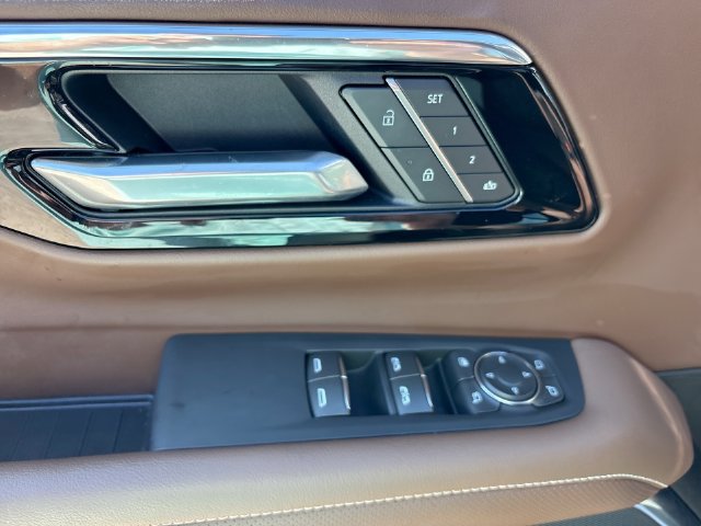 Used 2025 Chevrolet Tahoe High Country AWD/4WD image 13
