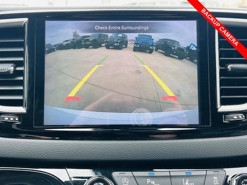 Used 2023 Chrysler Pacifica Touring-L image 10