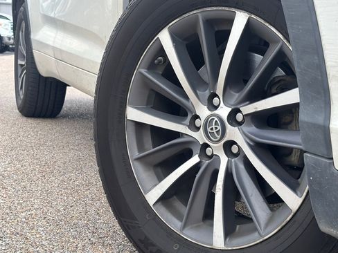 Used 2018 Toyota Highlander XLE FWD image 2