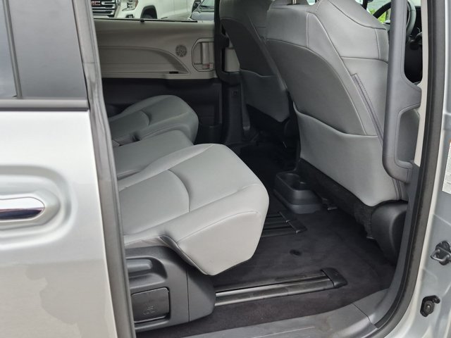 Used 2024 Toyota Sienna XLE FWD image 19