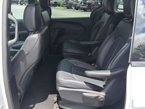 Used 2024 Chrysler Pacifica Limited FWD image 11
