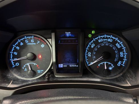 Used 2019 Toyota Tacoma TRD Off-Road AWD/4WD image 14